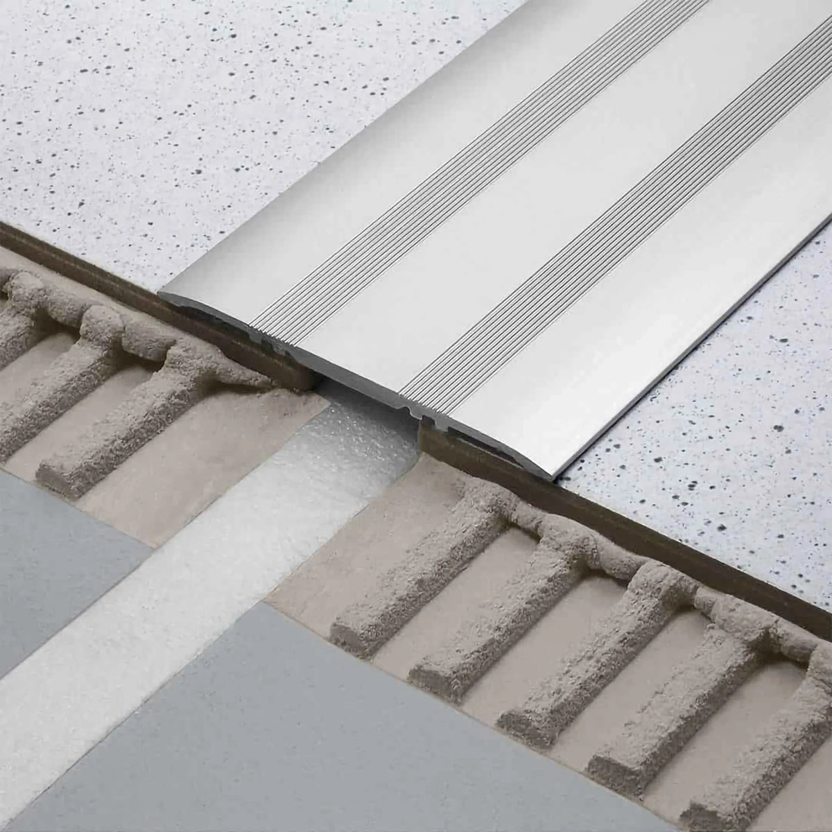 Abdeckprofil Aluminium in 80mm Breite verlegt auf 2 Fliesen zum Übergang
#A0002922
#A0002926
#A0002930
#A0002934