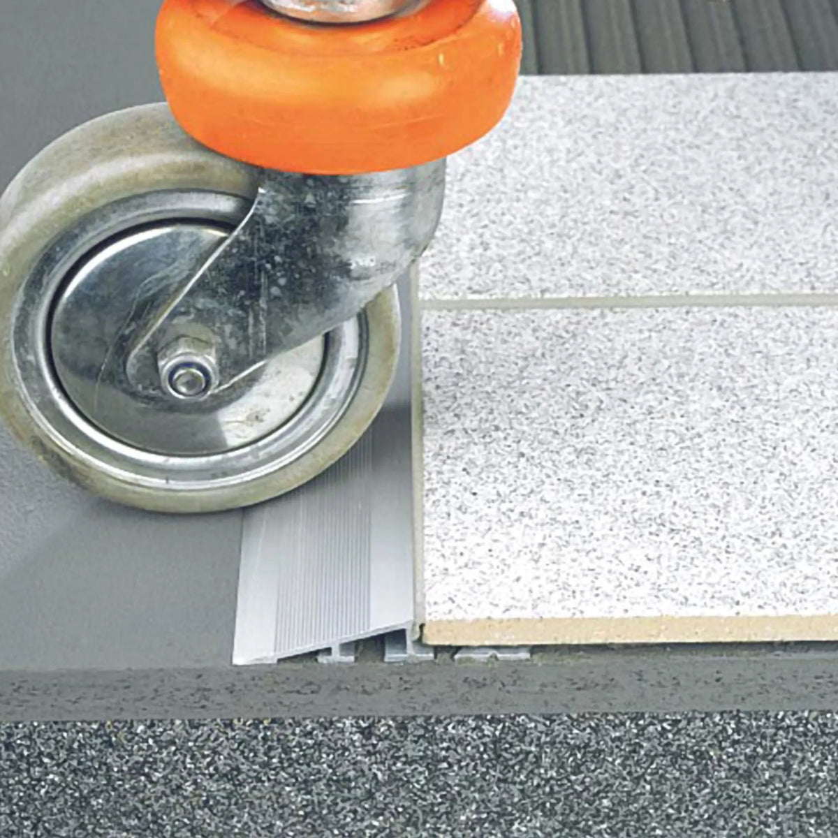 Lifestyle image of a roller passing over the height adjustment profile made of aluminium with wide, anti-slip surface