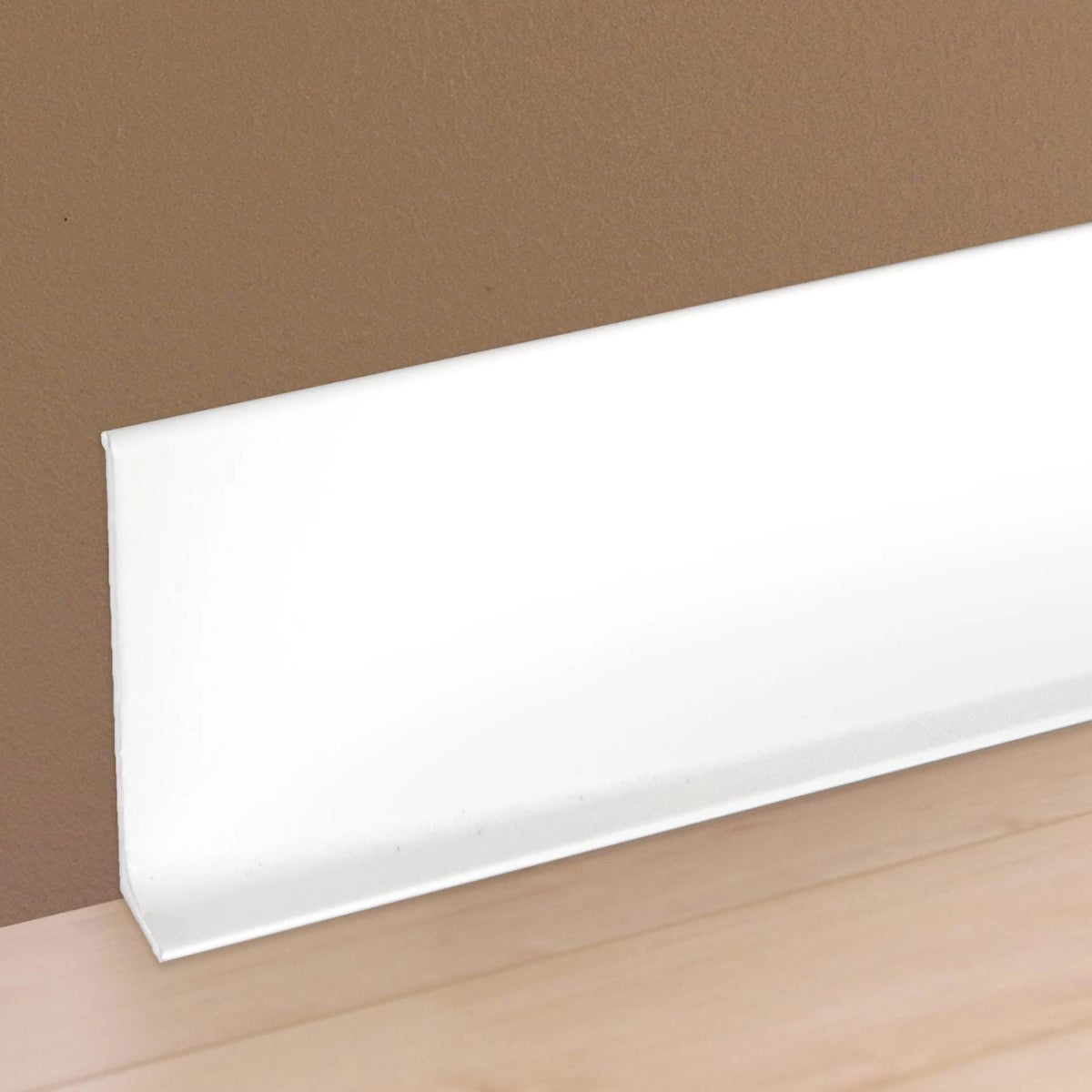 Sfeerbeeld van de plint van aluminium wit gecoat