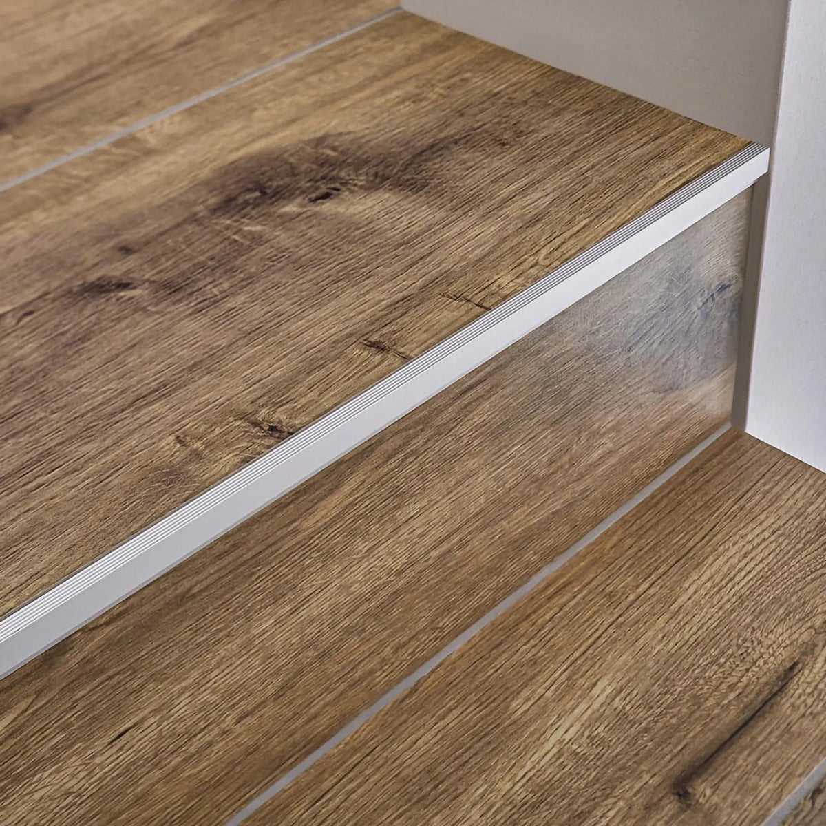 Ambientebild Stufenprofil Squarestep Aluminium silber mit geriffelter Oberfläche
