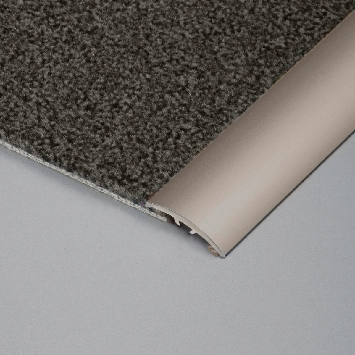 Lifestyle image transition profile MULTIFLOOR SK titanium matt on carpet