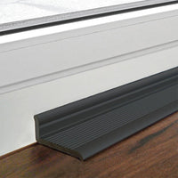 Sfeerbeeld van het afsluitprofiel met zelfklevende achterkant en licht geribbeld oppervlak zwart mat gecoat #A0005060