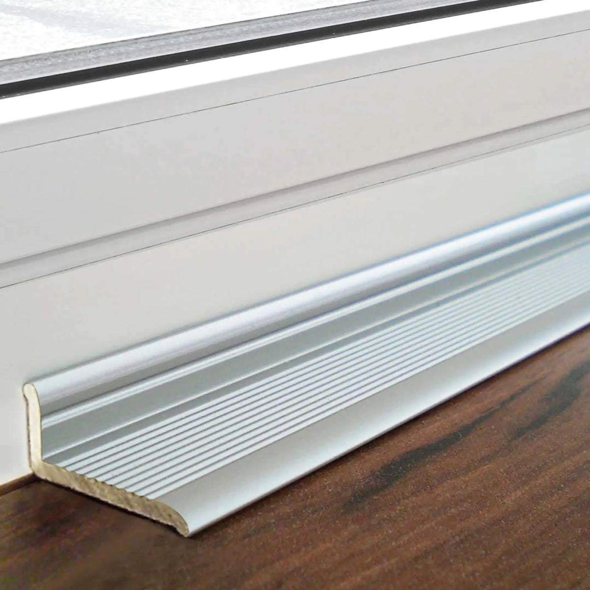 Sfeerbeeld van het afsluitprofiel met zelfklevende achterkant en licht geribbeld oppervlak zilver mat geanodiseerd #A0002858