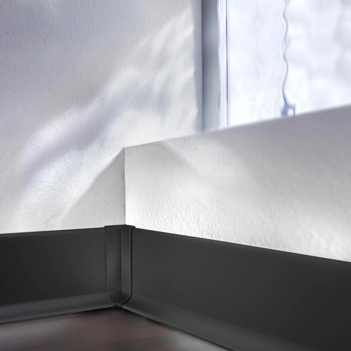 Sockelleiste Aluminium schwarz Ambientebild vor weißer Wand