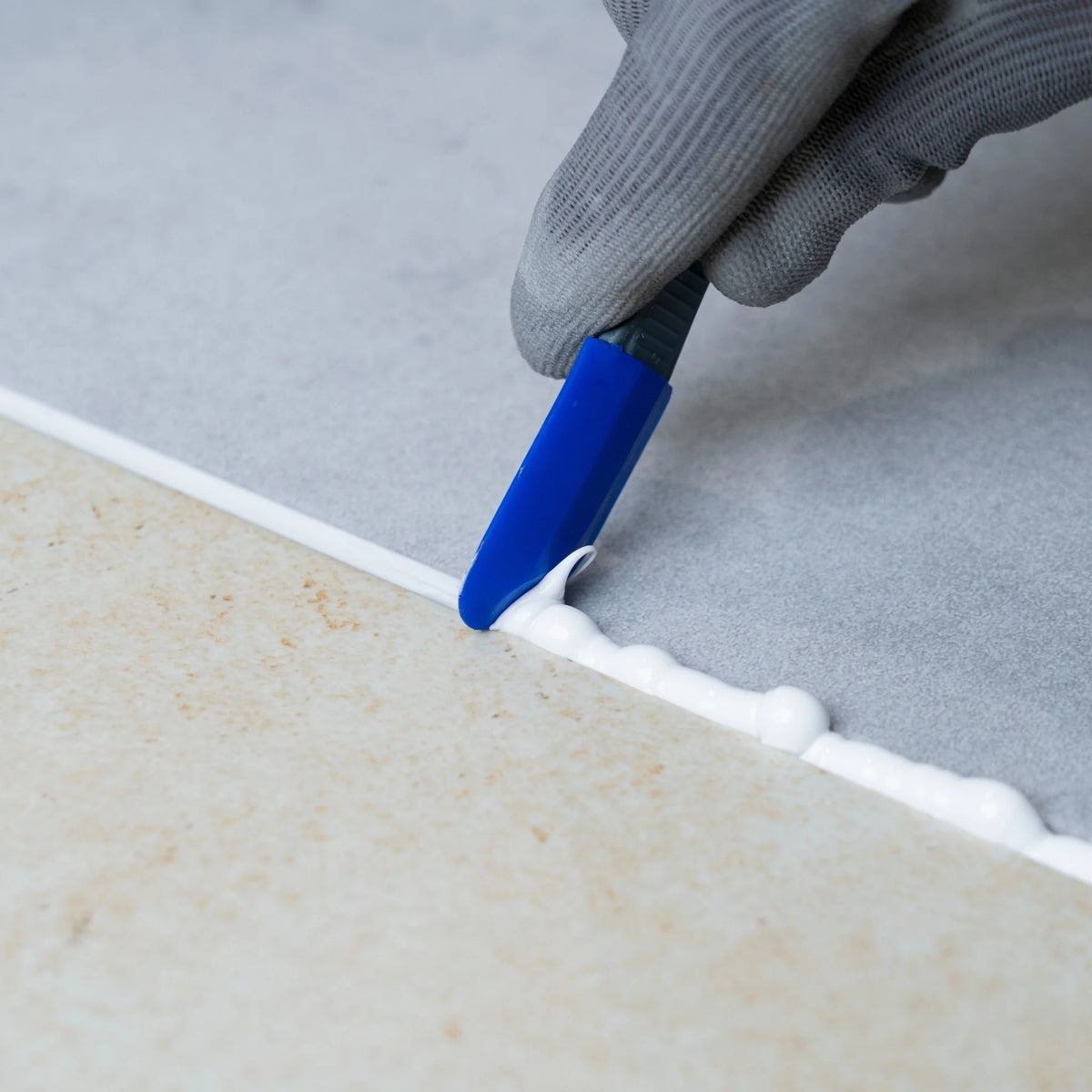 OTTOSEAL S 125 white in use while being smoothed off