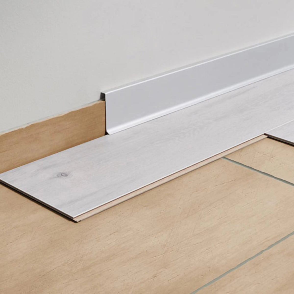 Plint Reno zilver wordt over bestaande plinten gemonteerd