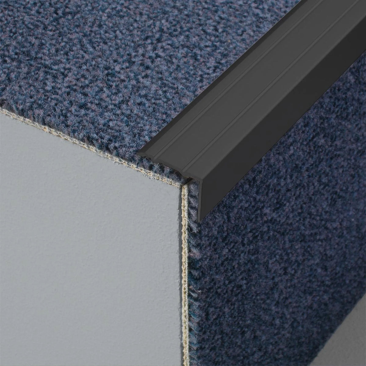 Ambientebild Stufenprofil Aluminium zum Nachrüsten schwarz auf einer Stufe
#A0005115
#A0005116
