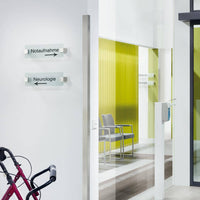 Eckschutzwinkel Edelstahl natur Ambientebild im Flur eines Krankenhauses